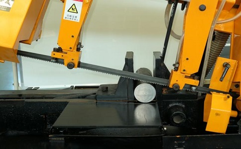 龙胜数控带锯床自动送料精度会出现偏差吗？